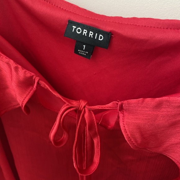 Torrid fuchsia pink textured chiffon cold shoulder blouse - Picture 6 of 7